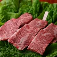 焼肉において今や欠かせない存在。ジューシーながらもヘルシーで人気が高い一方、牛一頭から限られた数しか取れない希少部位でもあるハラミ。【焼肉　たっとん亭】では、希少な和牛ハラミを提供しています。