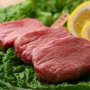 贅沢な厚切りカットを施したタン。厚切りながらも肉質は柔らかく、心地良い弾力をたっぷりと楽しめる逸品。オリジナルブレンドの塩胡椒でいただくことで、肉の旨みが引き立ちます。