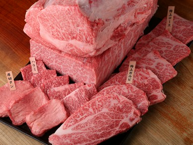 スペシャリストの確かな目利きで選び抜かれたお肉