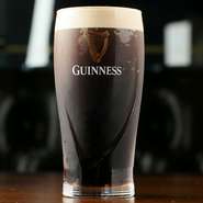 アイリッシュビールの定番！
アイリッシュ・パブの本場、アイルランドで生まれたクリーミーな泡と喉ごしが特徴の黒ビールです！
世界的にも有名で、日本でも一番人気の黒ビールです！
