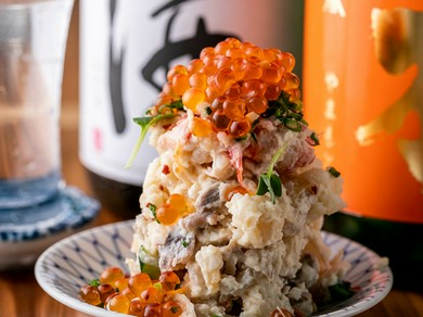 席に着いたらまずオーダー！『燻製ポテトサラダ』