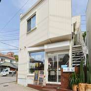 藤沢市片瀬の【麺屋酒場　盛盛　江ノ島店】は、一人でのちょっと一杯からワイワイ賑やかな宴会、〆のらーめんまで、幅広く楽しめる一軒家レストラン。通うほどにクセになる、高リピート率を誇るお店です。