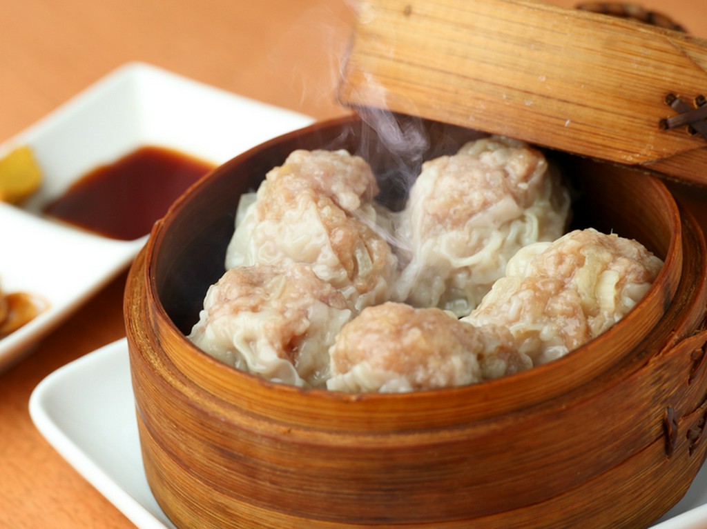 国産豚や北海道産味噌など、素材にこだわった料理をどうぞ