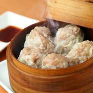 国産豚や北海道産味噌など、素材にこだわった料理をどうぞ