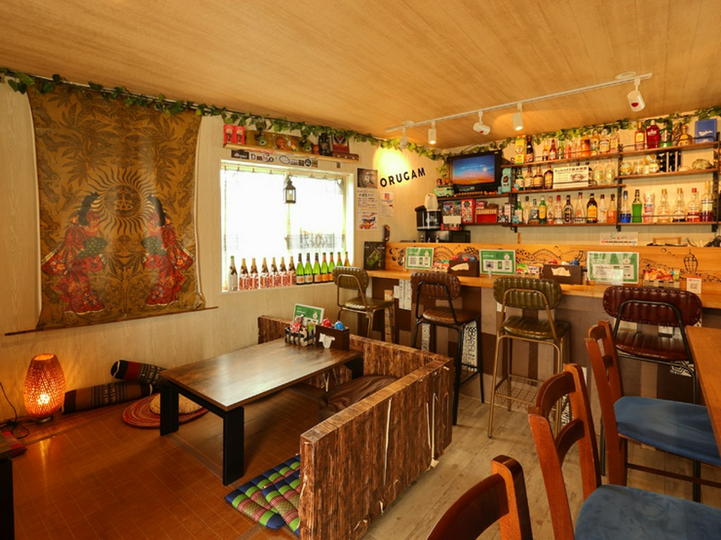 落ち着いた雰囲気の2階にはくつろげる小上がり席もあり