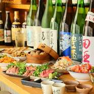 らーめんスープを使った国産もつ鍋をメインに、おつまみがついた宴会コースは、3時間飲み放題つき。鍋の〆には麺を入れることもできます。気の合う仲間やファミリーで、ゆっくりと楽しんで。