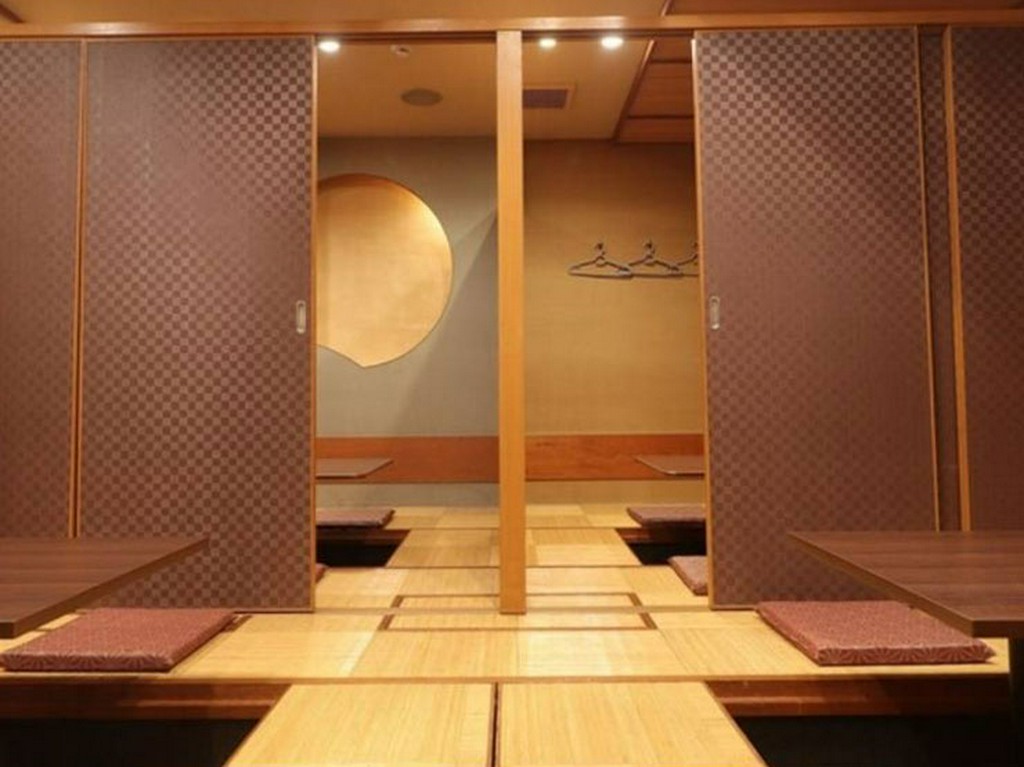 広々とした和室でゆったり、料理とお酒で会話も弾む