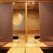 広々とした和室でゆったり、料理とお酒で会話も弾む