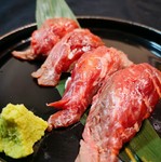 日本発祥の酢飯にシェリービネガーを使用。さっぱりとした味わい。肉にも魚にも見事に調和したお寿司が食べられます。トッピングでウニを乗せたり、バルサミコ酢をかけたりするのもおすすめ。