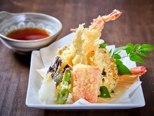 野菜もたっぷりと入っている、揚げたての天ぷら