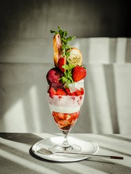 アサイーボウルに見立てたパフェの朝食。たっぷりフルーツや野菜が清々しい目覚めの『朝パフェ』。