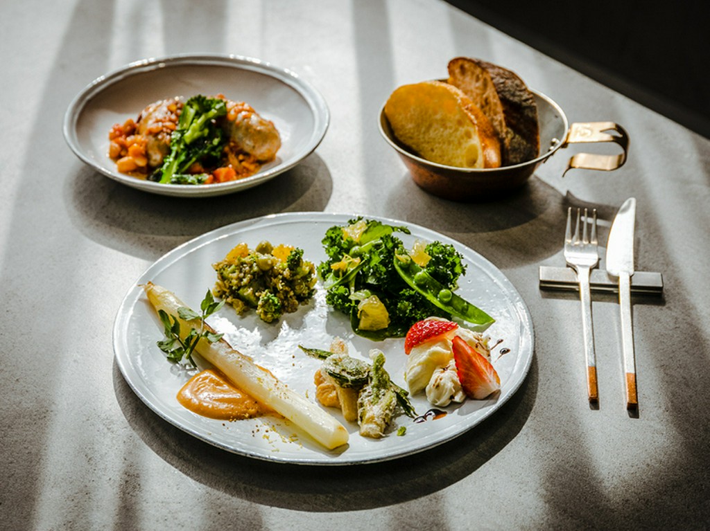 食事もクリエイティブ。ちょっとずつ色々、季節野菜を存分に味わう『ランチスペシャリテ』。