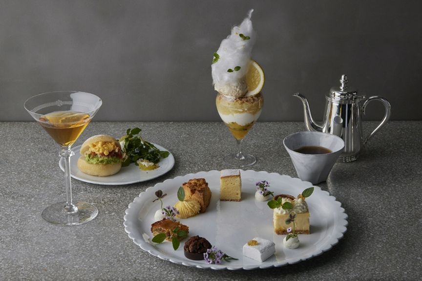 お菓子の様式美が、職人の手仕事を感じるプレートに映える。小さめパフェもつく『アフタヌーンティー』。