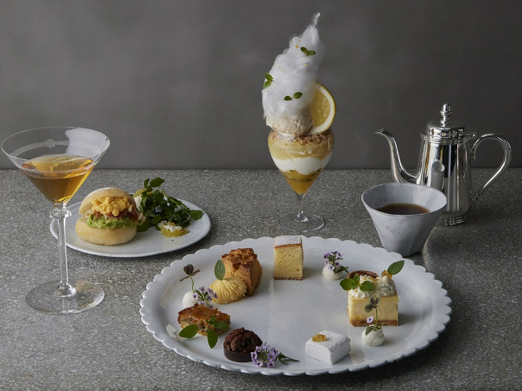 お菓子の様式美が、職人の手仕事を感じるプレートに映える。小さめパフェもつく『アフタヌーンティー』。