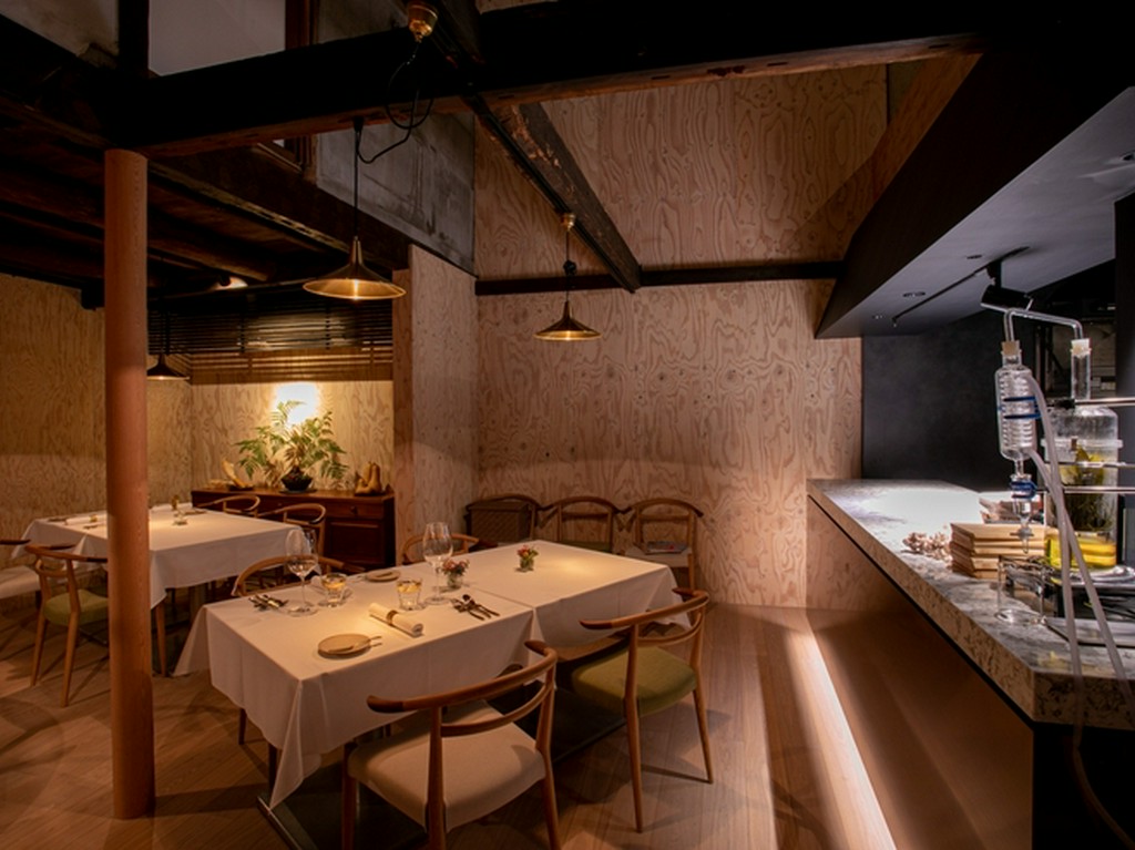 丸太町の隠れ家レストランで、「香り」がテーマのフレンチを堪能