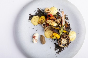 炭の香りをまとった季節野菜のおいしさに驚く『菜園モロマッジョ』