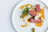 コースのメインを飾る肉料理には、シェフの故郷である奈良・五條で丹念に育てられる「ばあく豚」や、京都産「京たんくろ牛」などが登場。繊細な火入れを施し、素材の持ち味の頂点を楽しめる一皿に。写真は一例。
