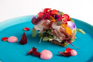 香りのフレンチを象徴するスペシャリテ『花のタルティーヌ』