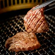 極上肉の味を深めるワインをソムリエが吟味し、飲み頃を見極めて常時30種ほどをオンリスト。フランス産やカリフォルニア産のトップワインをはじめ、幅広い味わいが揃います。赤・白に加え、シャンパーニュも充実！
