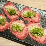 2名様から利用OKの完全個室があり、二人でゆっくり高級焼肉を満喫するシーンにぴったり。アラカルト、コース共に充実し、記念日ディナーには、超希少部位も登場する豪華な『ゴールドコース』がオススメ！