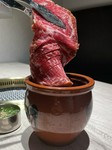 永遠に食べていたい極旨肉。特製タレの壺漬け『骨付カルビ』