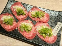 心地よい弾力と歯ごたえを楽しめるタンに、風味豊かな京都の伝統野菜・九条葱を合わせた逸品。塩であっさりとどうぞ！

