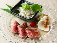 お酒のアテにぴったりな新鮮肉の盛り合わせ。白センマイ刺し、ハチノス、レアステーキ。
