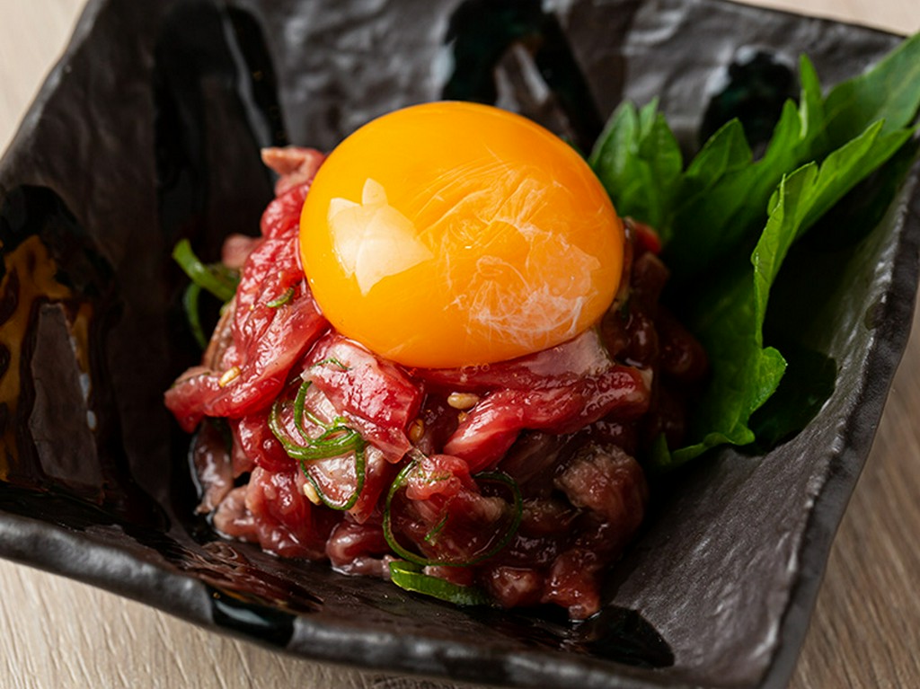 人気の赤身やハラミ、カルビやタンに加え、生肉や希少部位も用意