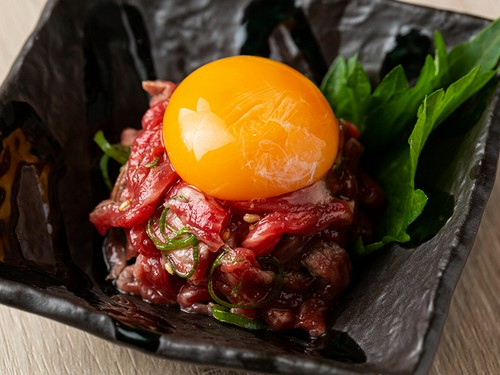 人気の赤身やハラミ、カルビやタンに加え、生肉や希少部位も用意