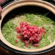 その時仕入れた黒毛和牛のお肉をふんだんに使い、
土鍋で炊いたご飯の上にのせ薬味とともに。