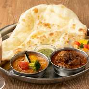 ランチ用の特別カレー3種に、ナーン・タンドリー等を組み合わせた、お得なランチ。特に『クイックランチ』は、ほぼ待ち時間なしで、絶品焼きたてナーン、手作りカレーを楽しめるため、オフィスワーカーに評判です。