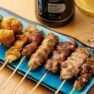 串焼きや唐揚げなどこだわりの味を堪能できるコースは【炭焼鳥　haku】初心者にもオススメ。コースは予算やメンバーに合わせて3種類から選べ、プラス1,500円で飲み放題も付けられます。