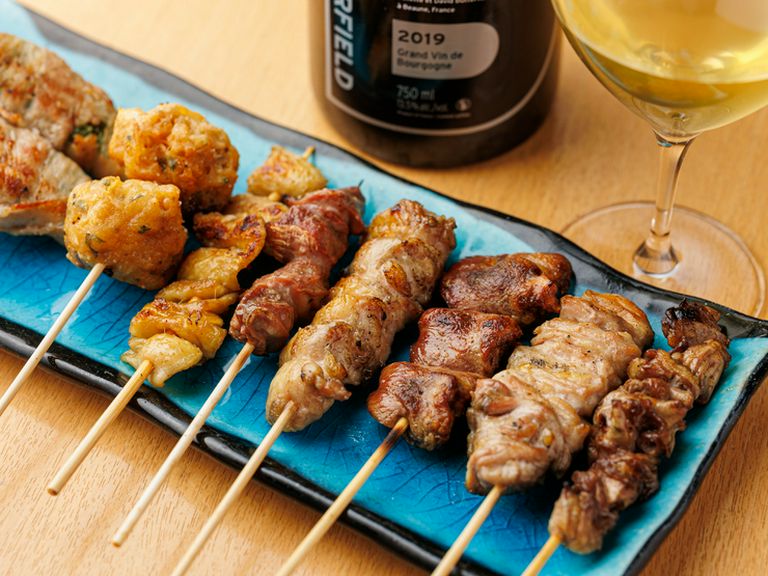 素材に合わせて絶妙な火入れで仕上げる炭焼鶏・串焼き