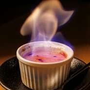 【炭焼鳥　haku】のロゴマークにあしらわれた白い炎をまとって登場するのは、新鮮な卵を使用して手づくりするクレームブリュレ。SNS映えも狙える一品は、食後のデザートにぴったりです。