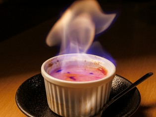 手づくりスイーツに“白い炎”を添えてサプライズを演出