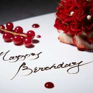 コースにある名物のデザート『メロ吉』に加え、無料で誕生日のプレートも対応しています。メッセージプレートを付けることも可能。日本の伝統工芸でもある、華麗な飴細工をアレンジすることができます。