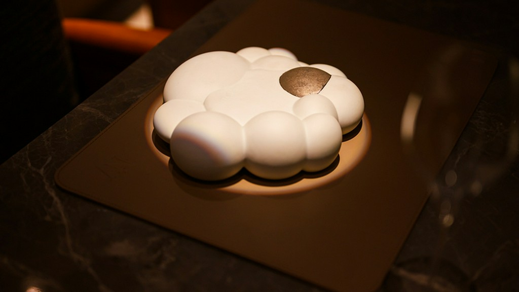 シェフとの距離が近く、高揚感が高まるU型のカウンター