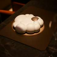 ステージのようなカウンターを眺めつつ、目の前で繰り広げられる、料理の演出を楽しめます。季節の料理や食材をシェフ自ら説明するライブ感満載の時間。スポットライトが当たる席で、料理写真も美しく撮影できます。