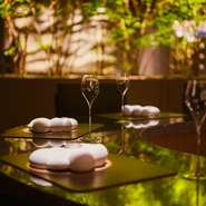 一瞥ではレストランと思えない外観や美術館のような空間、スポットライトが当たる席、特注の有松焼の器など、アートを随所で感じられる場所。一緒に過ごす一秒一秒が、二人の素敵な思い出になることでしょう。