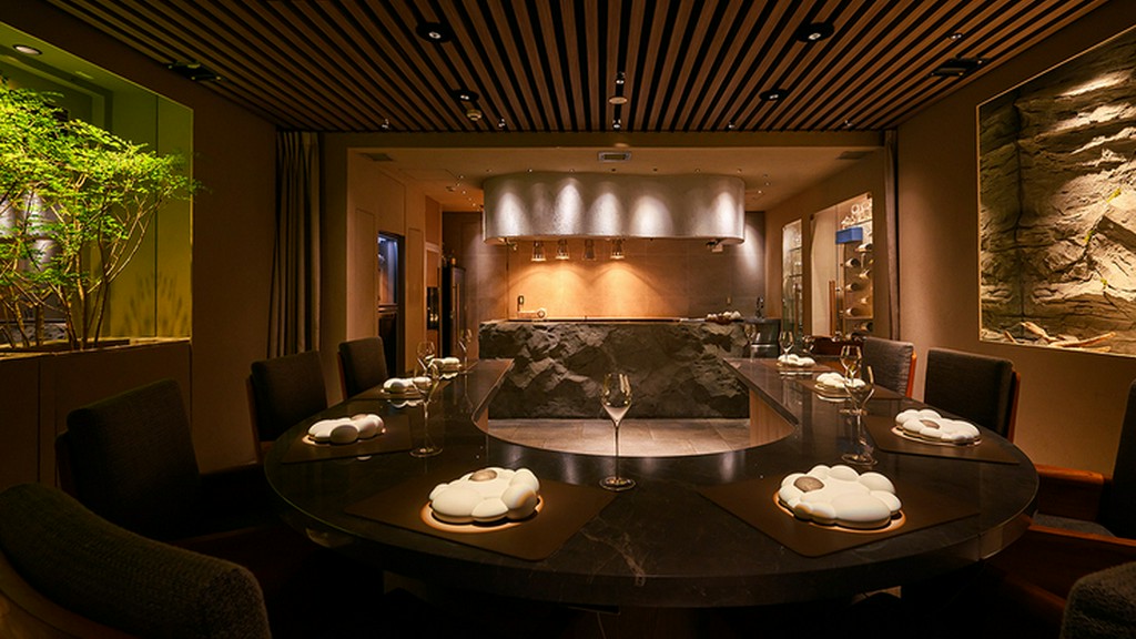 少人数のプライベートな会食にお誂え向きな全8席の店内