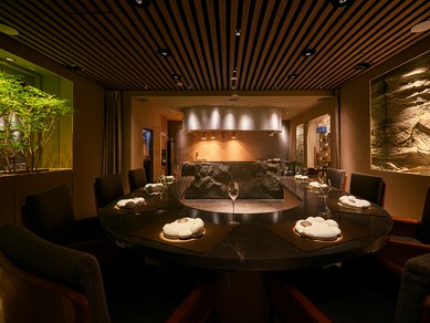 少人数のプライベートな会食にお誂え向きな全8席の店内