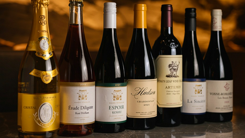 カウンターでシェフと話しつつ、ゲストの好みに合わせてセレクト