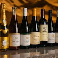 国産やアメリカ・フランスなどバラエティー豊かなワインが取り揃えられています。
コースにあわせてペアリングも可能です。一つの国に縛られない、そして枠にとらわれない新しいペアリングを提案してくれます。