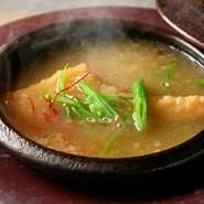 前菜から旬のアペリティフ、おだし・刺身・揚げ物といった和食風のコース。フレンチの技法を合わせた逸品が並び、ます。フカヒレに合わせて相性抜群の土鍋ご飯も登場。