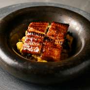 フランス料理のコースで一般的なパンの代わりに、土鍋ご飯が提供されるのが特徴的です。グルテンフリーに近いメニューが多数。飛騨牛のメス牛のみ、そしてウェットエイジングした熟成牛を味わえます。