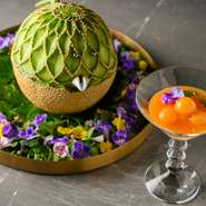 ディナーコースのメイン料理を中心に、特別に構築されたランチ限定のプランです。メインはフカヒレ料理と飛騨牛のいずれも味わえます。ワインとのペアリングを楽しみ、ゲスト同士の会話も弾むことでしょう。