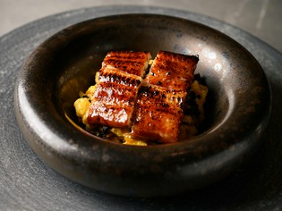 愛知県三河産の希少な青うなぎと、素材美を活かすフレンチの技法