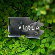 和食を彷彿とさせる一皿に洋のアレンジが施されています。料理のみならず空間にもこだわりが随所に溢れ、和と洋が交錯する美術館のよう。フランスのワイングラスや特注の有田焼など美への造形も深さが表れています。