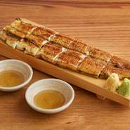 蒲焼きとは異なり、白身の美しさが際立つ一皿です。90年以上に渡り、うなぎを扱っている卸問屋が、脂の乗った肉厚なうなぎを厳選。白醤油に山葵や生姜をつけていただきます。