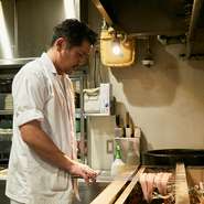 店内のライブキッチンからは来店される人を見ることができ、一人一人に会釈で挨拶することを大切にされているそう。また、料理提供後には積極的にホールへと足を運び、コミュニケーションを取られているそうです。